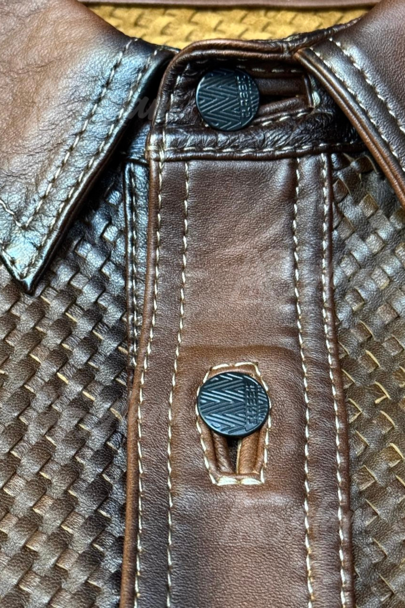 Chamarra para caballero en piel de borrego pelibuey con cuello de toro