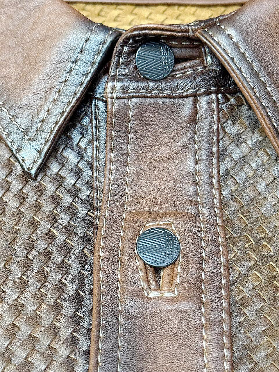 Chamarra para caballero en piel de borrego pelibuey con costuras artesanales