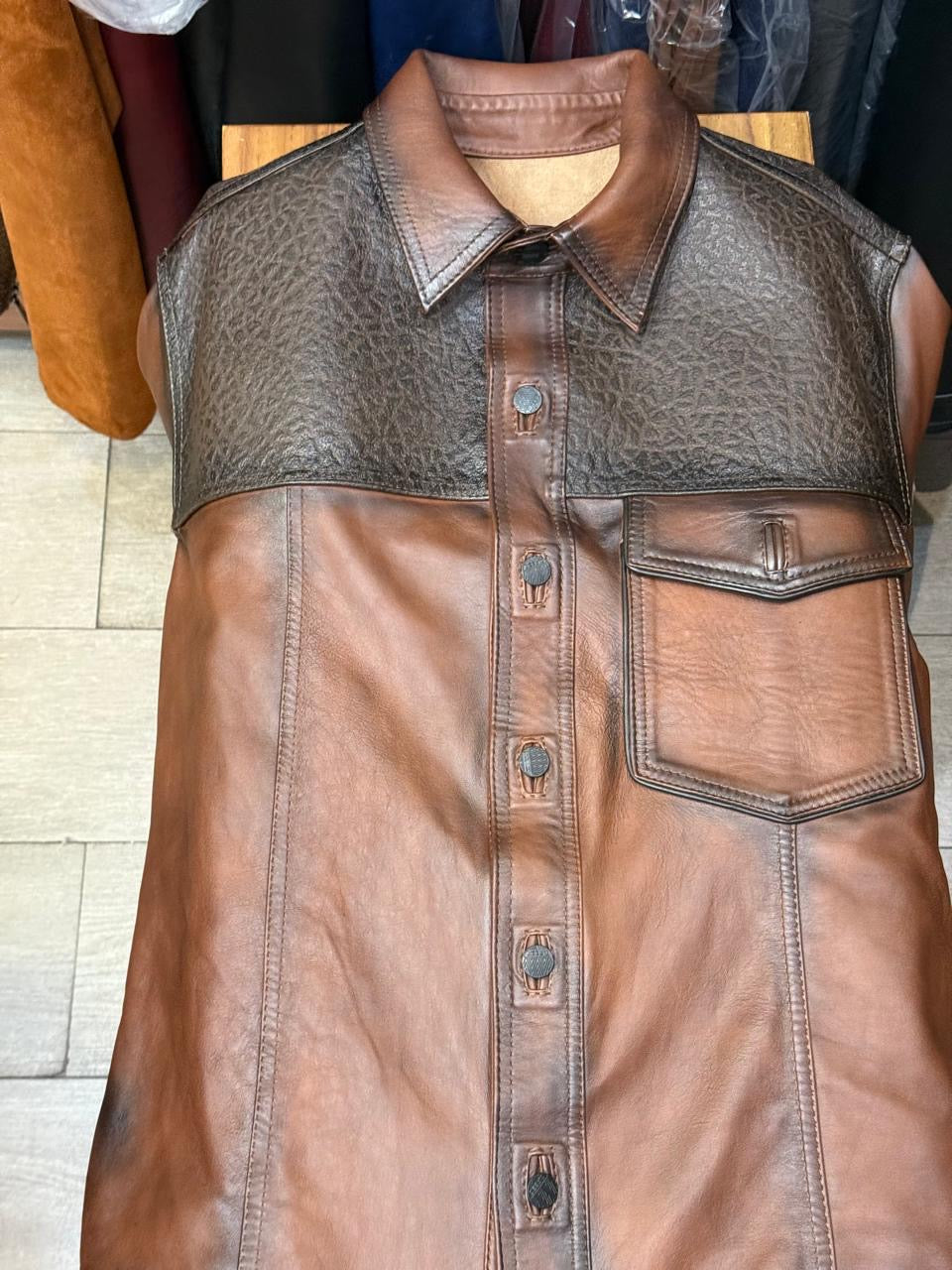 Chamarra para caballero en piel de borrego pelibuey con cuello de toro