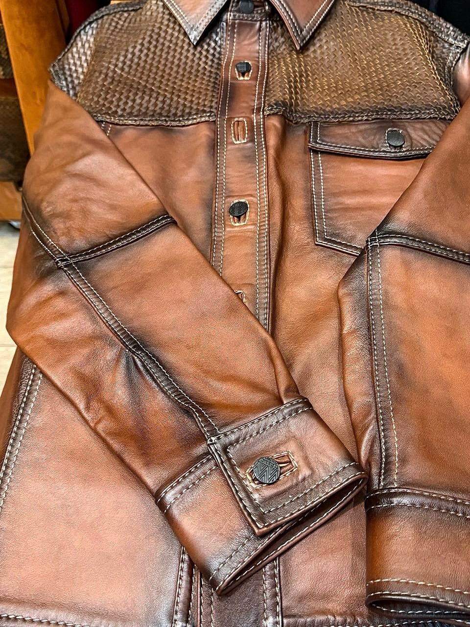 Chamarra para caballero en piel de borrego pelibuey con costuras artesanales