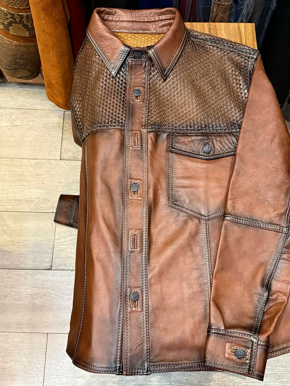 Chamarra para caballero en piel de borrego pelibuey con costuras artesanales